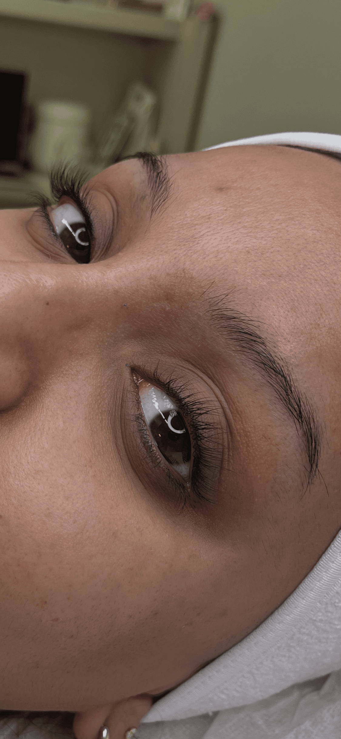 Lashlift-resultat — lyfta naturliga fransar utförda på Cherry On Top Clinic i Sollentuna.