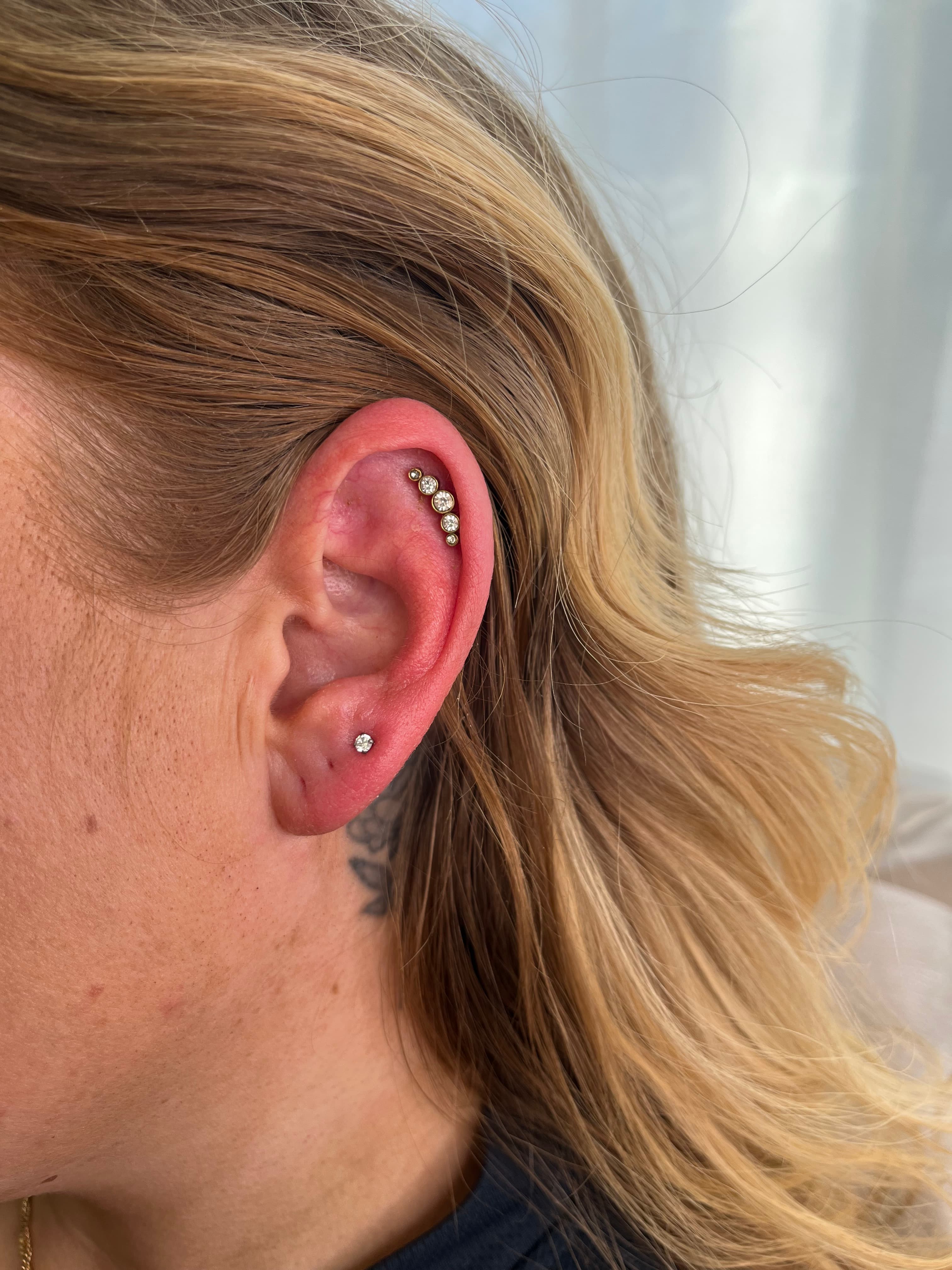 Piercing med implantatklassat titan utförs i hygienisk klinikmiljö i Sollentuna.
